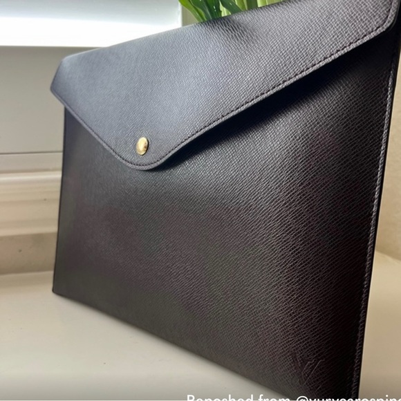 Louis Vuitton taiga document clutch with dustbag- Authentic - Picture 2 of 13